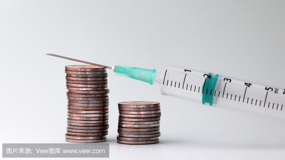 一堆一次性医疗注射器和硬币。收入与医疗费用差距概念。
